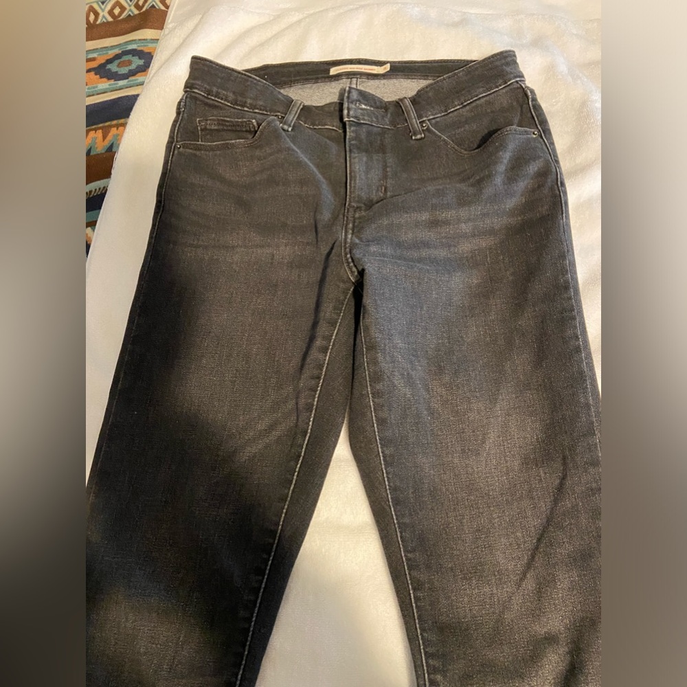 Womens classic mid rise Levi skinny jeans in size 8 Soft black color.